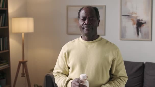 Retrato Medio Hombre Negro Mayor Con Sudadera Amarilla Pastel Posando — Vídeos de Stock