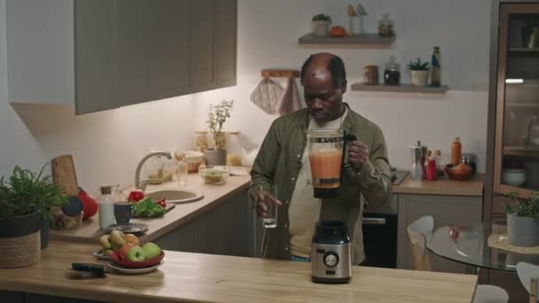 Medium Shot Van Senior Black Man Gieten Vitamine Smoothie Drinken — Stockvideo