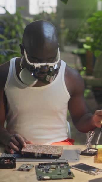 Cintura Vertical Hacia Arriba Del Técnico Masculino Negro Camiseta Blanca — Vídeos de Stock