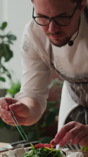 Vertical Plano Medio Enfocado Joven Chef Caucásico Masculino Con Micrófono — Vídeos de Stock