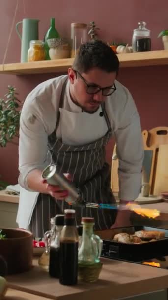 작업복 앞치마 안경을 착용하는 코카서스 요리사의 베이킹 시트에 양피지에 누워있는 — 비디오