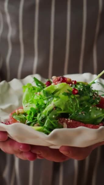 Vertical Cropped Shot Unrecognizable Male Chef Posing Delicious Salad Grapefruit — Stock Video
