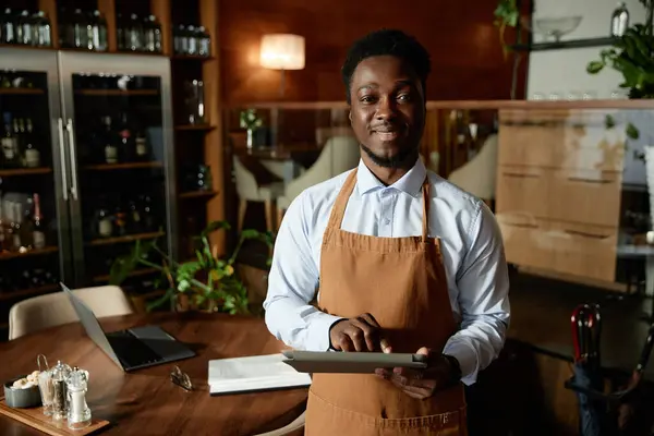 Porträt Eines Afroamerikanischen Kellners Schürze Der Einem Restaurant Die Kamera — Stockfoto