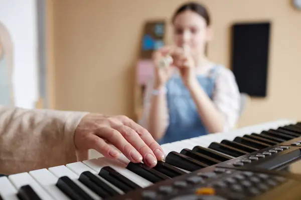 Close Van Leraar Piano Spelen Met Schoolmeisje Leren Fluiten Achtergrond — Stockfoto