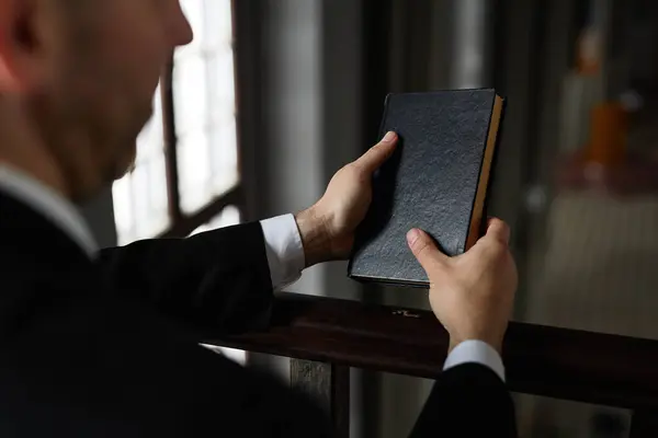 Close Van Priesters Die Bijbel Lezen Tijdens Het Bidden Voor — Stockfoto