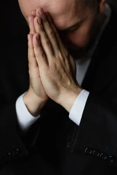 Siyah Takım Elbiseli Gözleri Kapalı Dua Eden Olgun Bir Adamın — Stok fotoğraf