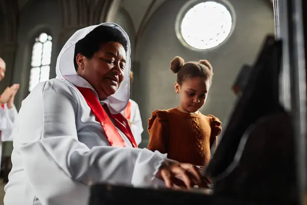 Volwassen Vrouw Wit Kostuum Van Kerk Koor Spelen Piano Samen — Stockfoto