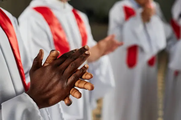 Zbliżenie Afroamerykanina Klaskającego Podczas Śpiewania Chórze Kościelnym Innymi Ludźmi — Zdjęcie stockowe