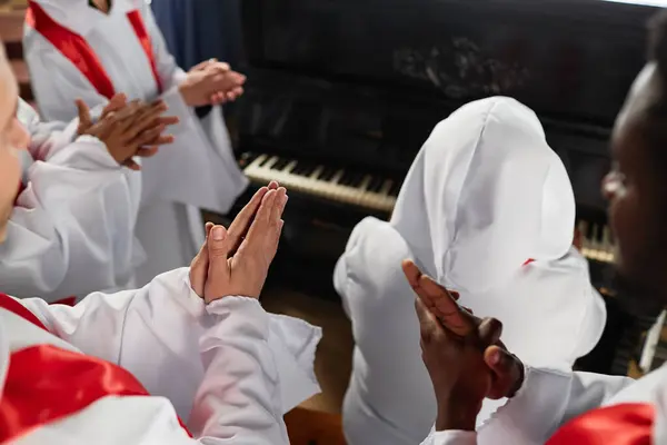 Groep Mensen Van Kerkkoor Klapperend Zingend Tijdens Optreden Kerk — Stockfoto