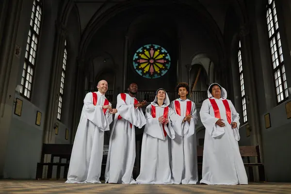 Gruppe Von Menschen Weißen Kostümen Singen Kirchenchor Sie Stehen Der — Stockfoto