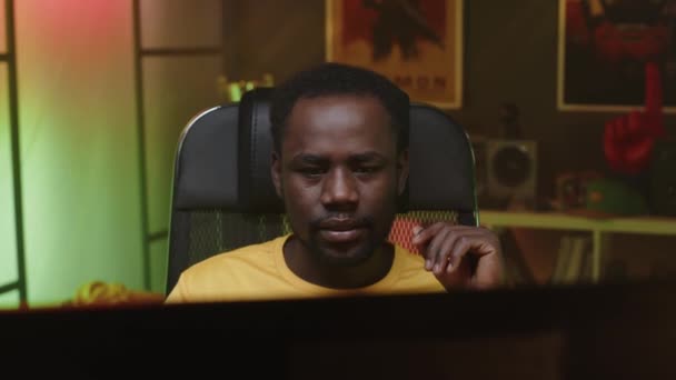 Göğüs Hizasında Yavaşça Yaklaşan Siyah Erkek Oyuncu Bilgisayar Monitörüne Bakıyor — Stok video