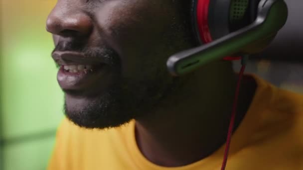Zbliżenie Młody Czarny Mężczyzna Gracz Noszenie Zestaw Słuchawkowy Mikrofon Komunikowanie — Wideo stockowe