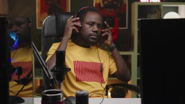 Genç Afrikalı Amerikalı Erkek Oyuncunun Mikrofonla Kulaklığı Çıkartıp Kameraya Bakarken — Stok video