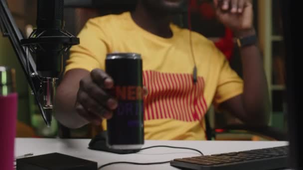 Genç Siyahi Erkek Oyuncunun Mikrofonlu Kulaklık Takıp Enerji Içeceğiyle Enerji — Stok video