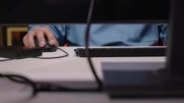 Обрезанный Снимок Неузнаваемого Геймера Помощью Игровой Мыши Клавиатуры Время Игры — стоковое видео