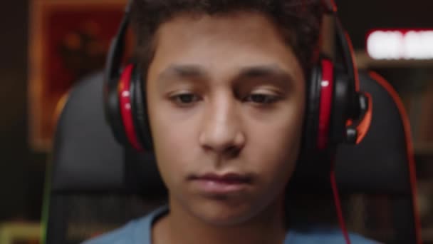Zoom Zbliżenie Portret Biracial Gen Gracz Chłopiec Zestaw Słuchawkowy Mikrofonem — Wideo stockowe