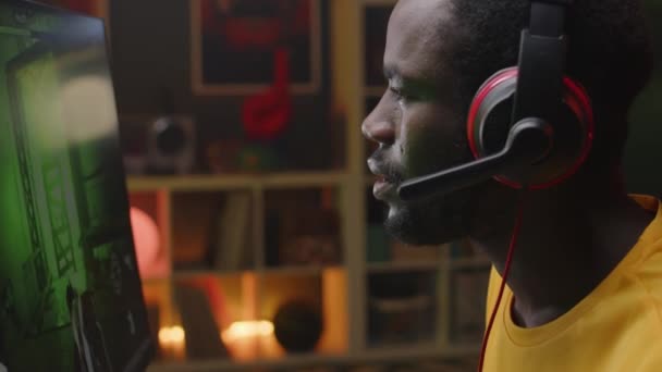 Medium Closeup Των Συμπυκνωμένο Νεαρός Ενήλικας Αφροαμερικανός Ακουστικά Μικρόφωνο Κάθεται — Αρχείο Βίντεο
