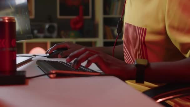 Zoom Colpo Ritagliato Giovane Giocatore Afroamericano Irriconoscibile Utilizzando Mouse Tastiera — Video Stock