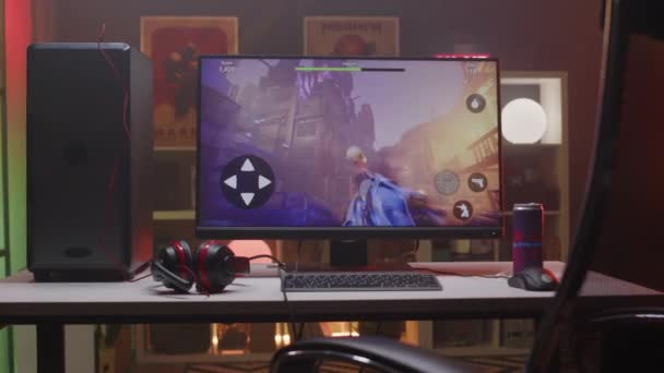 라이트 룸에서 게이밍 장비와 게이머 테이블에서 컴퓨터 모니터에 온라인 게임의 — 비디오