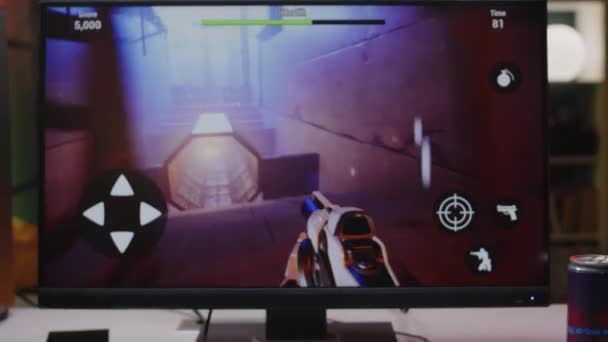Bilgisayarda Birinci Şahıs Nişancı Oyunu Oyun Ekipmanları Karanlık Neon Işıklı — Stok video