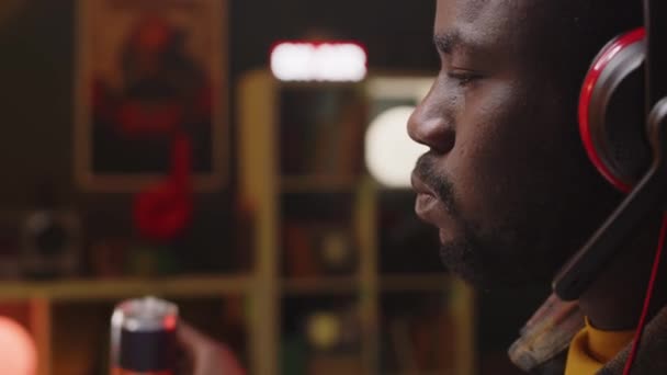 Μέση Closeup Των Νεαρών Αφροαμερικανός Gamer Πόσιμο Ενεργειακό Ποτό Από — Αρχείο Βίντεο
