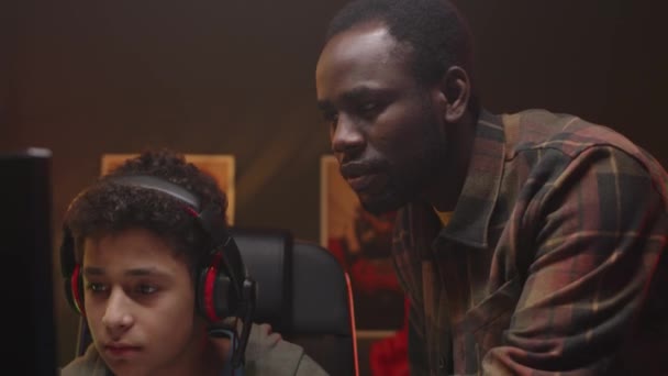 Odaklanmış Afrikalı Amerikalı Ağabeyiyle Bilgisayar Oyunları Oynayıp Kazanırken Boş Zamanlarını — Stok video