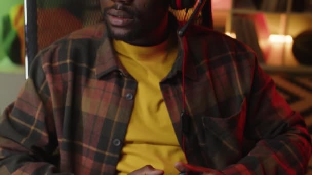 Uchylanie Się Smutny Młody Czarny Mężczyzna Gracz Noszenie Czapki Koszuli — Wideo stockowe