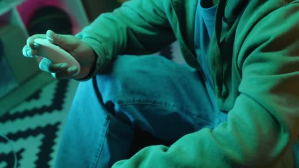 Çift Cinsiyetli Geninin Kulaklık Taktığı Elinde Kumandayı Tuttuğu Gece Neon — Stok video
