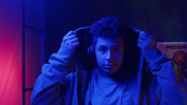 Hrudník Pomalý Portrét Biracial Dospívající Hráč Chlapec Stojící Neonové Modré — Stock video