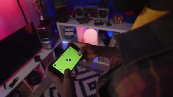 Καλλιεργημένη Φωτογραφία Του Αγνώριστου Gamer Κρατώντας Smartphone Πράσινο Chroma Οθόνη — Αρχείο Βίντεο