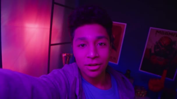 Handheld Pov Biracial Adolescente Gamer Boy Speaking Camera While Recording — Vídeo de Stock