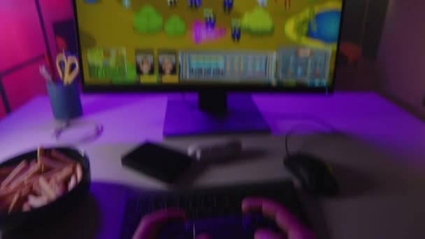 Gece Neon Mavi Mor Odada Bilgisayar Oyunu Oynarken Kazanırken Denetleyici — Stok video