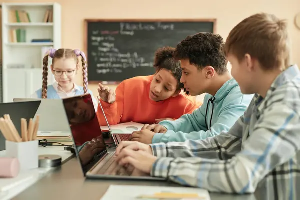 Diverse Group Children Using Laptops School Classroom Black Girl Peeking — Stock Photo, Image