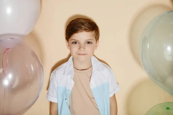 Minimalny Portret Uroczego Chłopca Patrzącego Kamerę Balonami Imprezowymi Pastelowych Kolorach — Zdjęcie stockowe