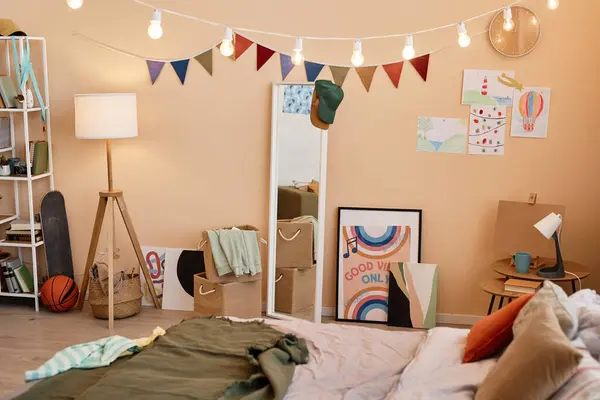 Baggrundsbillede Teenagere Soveværelse Med Farverige Dekorationer Plakater Kopiere Plads - Stock-foto