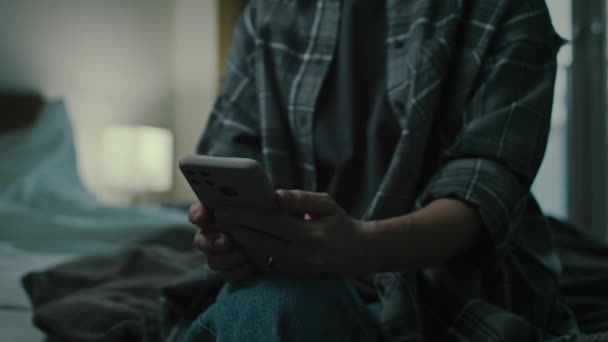 一个人坐在冰冷的黑暗的卧室里躺在床上 一边用手捂着嘴 一边知道发生了什么 一边用智能手机拍着焦虑的白人成年女人的照片 — 图库视频影像