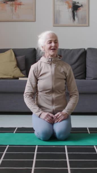 Apuñalada Vertical Envejecida Mujer Caucásica Entrenador Deportivo Sentado Estera Apartamento — Vídeos de Stock