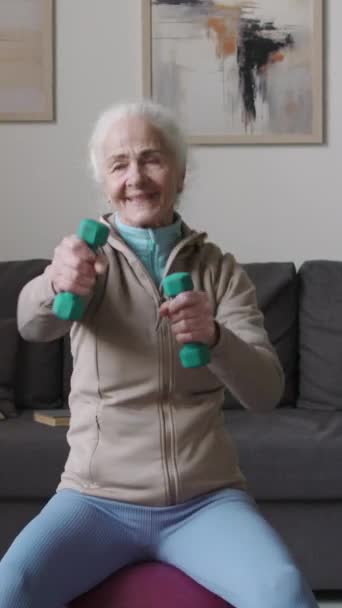 Verticale Medium Shot Van Actieve Blanke Senior Vrouw Het Verhogen — Stockvideo