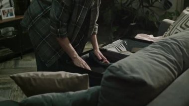 Kafkasyalı olgun bir kadının, kocasıyla zehirli ve tacizci ilişkisini bırakıp geri dönmemeye hazırlanırken hızlı bir şekilde bavulunu bavula doldurduğu el resmi.