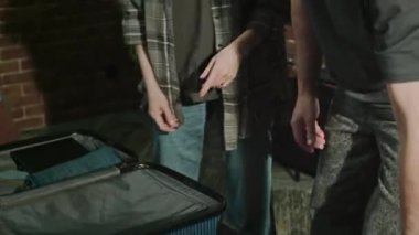 Kocasıyla tartışırken ve evlerinden taşınmayı planlarken, duygusal, yetişkin, beyaz bir kadının elbiselerini bavula koyduğu bir fotoğraf.