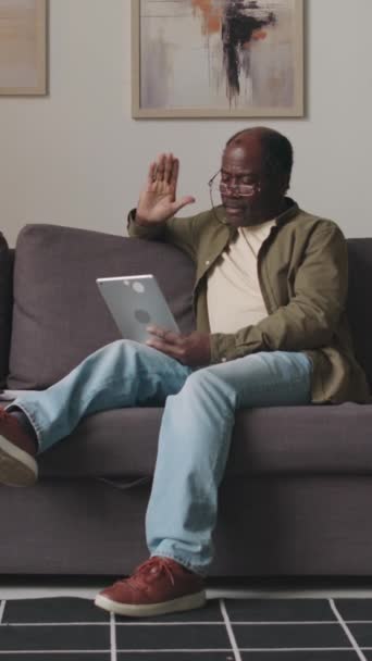 Verticale Full Shot Van Afro Amerikaanse Senior Man Het Dragen — Stockvideo