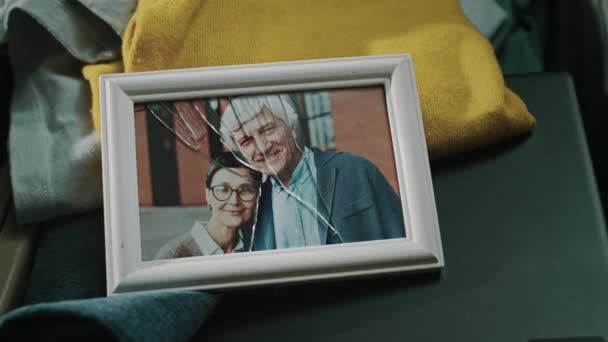 Kafkasyalı Evli Bir Çiftin Bavul Içinde Kameraya Gülümseyen Kırık Resim — Stok video