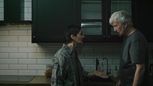 Orta Yaşlı Mutsuz Kafkasyalı Bir Çiftin Soğuk Karanlık Mutfakta Kavga — Stok video