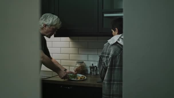 Kafkasyalı Yetişkin Tacizci Kocasının Yemekten Sonra Mutfakta Bulaşık Yıkarken Korkmuş — Stok video