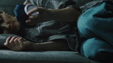 Olgun, beyaz bir kadın tacizci bir koca tarafından dövülmüş. Soğuk, karanlık bir dairede kanepeye kıvrılıp yaralı yanağında buz tutuyormuş.