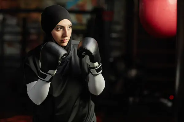 Ισχυρή Νεαρή Μουσουλμάνα Γυναίκα Γάντια Πυγμαχίας Hijab Και Activewear Κοιτάζοντας — Φωτογραφία Αρχείου