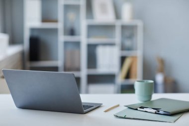 Ofis işyerindeki masada açık dizüstü bilgisayarın en küçük arkaplan resmi, boşluğu kopyala