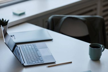 Boş ofis işyerindeki açık dizüstü bilgisayarın kapatılması, boşluğun kopyalanması