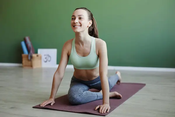 Front View Portrait Smiling Young Woman Doing Yoga Indoors Stretching — Stock Photo, Image
