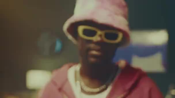 Крупный План Портрета Стильного Афроамериканского Хипстера Позирующего Камеры Помещении Розовой — стоковое видео
